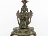 une image représentant une statue en bronze d'une personne sur un socle