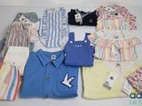 un tas de vêtements posés sur une table