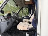 une photo de l'intérieur d'une camionnette avec le siège conducteur relevé