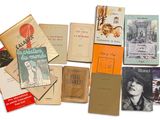 de nombreux livres qui se trouvent ensemble sur la table