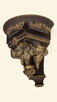 une étagère en bois richement décorée, surmontée d'une horloge