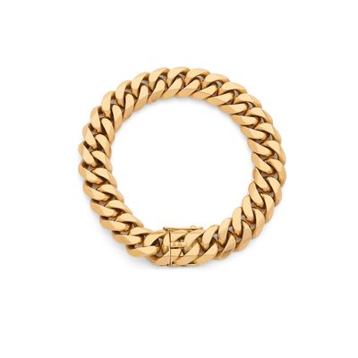 un bracelet en or sur fond blanc