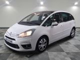la petite voiture blanche est garée sur un carrelage à carreaux
