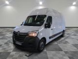 la photo d'une camionnette blanche sur un sol en damier