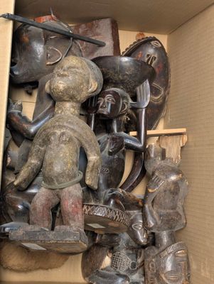 une boîte remplie de sculptures en bois et d'autres objets