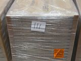 Plusieurs piles de cartons sont empilées les unes sur les autres dans un entrepôt