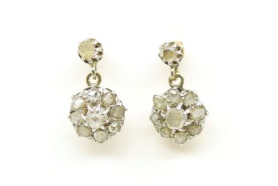 une image d'une paire de boucles d'oreilles en diamant sur fond blanc