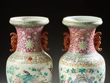 paire de vases chinois ornés d'oiseaux et de fleurs sur fond noir