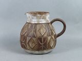 un vase marron et blanc muni d'une anse marron