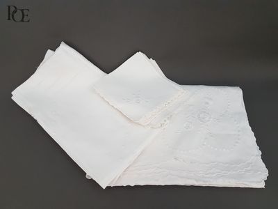 deux serviettes blanches ornées de dentelle posées sur une table