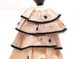un mannequin vêtu d'une robe, posé sur un socle