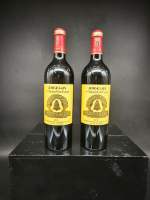 deux bouteilles de vin posées sur une boîte noire