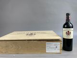 la bouteille de vin est à côté de la boîte sur la table