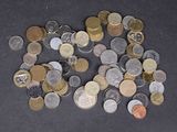 un tas de pièces posé sur une table, sur fond noir