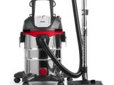 Gros plan sur un aspirateur muni d'un tuyau, sur fond blanc
