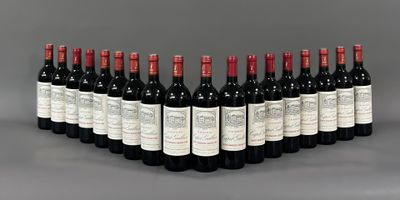 un grand nombre de bouteilles de vin posées sur une table