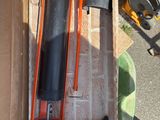 une boîte contenant un marteau et un outil à main
