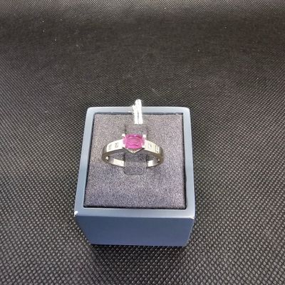 bague en argent massif sertie d'une pierre rose, présentée dans un coffret cadeau