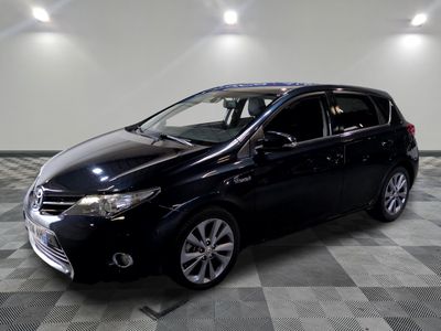 la photo d'une voiture noire garée dans un garage