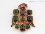 une image représentant une broche composée de pierres de différentes couleurs sur un fond blanc