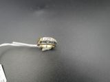 un gros plan d'une bague suspendue à un fil, avec une étiquette de prix