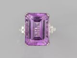 une bague en améthorate et diamants