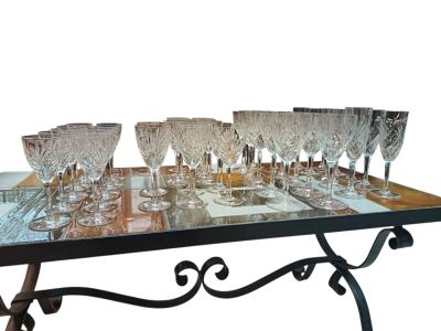 une table sur laquelle sont posés plusieurs verres à vin