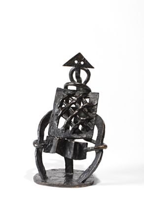 une photo d'une sculpture représentant un homme assis sur une chaise