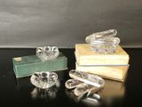 trois cendriers en verre et un livre posés sur une table noire