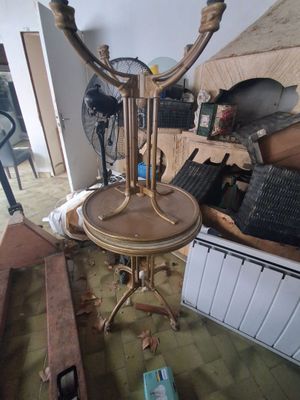 une table sur laquelle est posée une lampe, dans une pièce