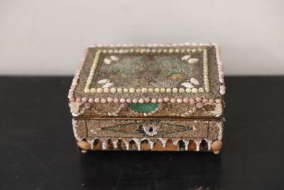 une petite boîte posée sur une table