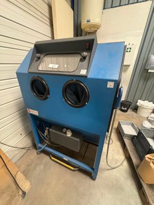 une machine bleue qui se trouve dans un garage