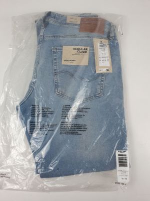 l'arrière d'un jean bleu emballé dans du plastique