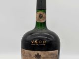 une bouteille de vin posée sur une table blanche