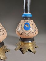 Paire de lampes à pétrole à fut en porcelaine polychrome et … (photo 3)