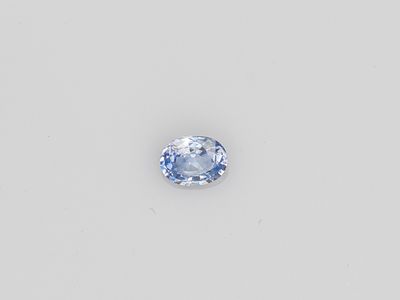 une pierre de saphir bleu sur une surface blanche