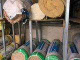 de nombreux rouleaux d'isolant sur les étagères du garage