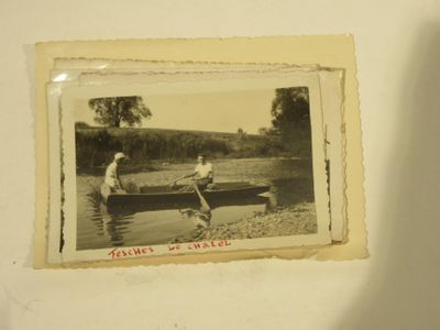 une photo de deux personnes dans un bateau sur l'eau