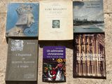 plusieurs livres posés par terre, les uns à côté des autres