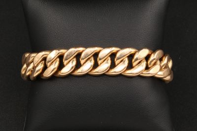 un gros plan sur un bracelet en or porté par un mannequin, un mannequin, un mannequin, un mannequin, un mannequin, un mannequin, un mannequin, un mannequin, un mannequin, un mannequin, un mannequin, un mannequin, un mannequin, un mannequin, un mannequin, un mannequin, un mannequin, un mannequin, un mannequin, un mannequin, un mannequin, un mannequin, un mannequin, un mannequin, un mannequin, un mannequin, un mannequin, un mannequin, un mannequin, un mannequin, un mannequin, un mannequin, un manne