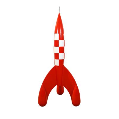 un objet gonflable en forme de fusée, rouge et blanc, sur fond blanc