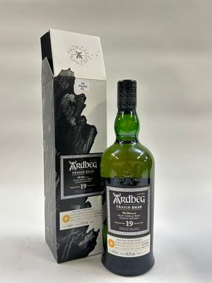une bouteille d'Ardbeg 12 ans d'âge avec son coffret