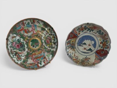 LOT DE DEUX ASSIETTES DECORATIVES dans le goût d'Asie - Photo 1