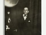 photographie en noir et blanc d'un homme en smoking posant pour une photo