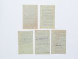 quatre morceaux de vieux papier comportant des inscriptions sur un fond blanc