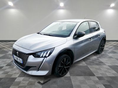une voiture argentée est garée sur le sol à carreaux d'un garage