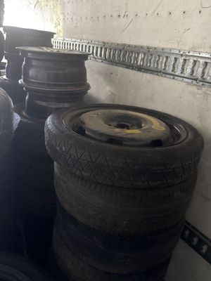 un tas de pneus posé contre un mur