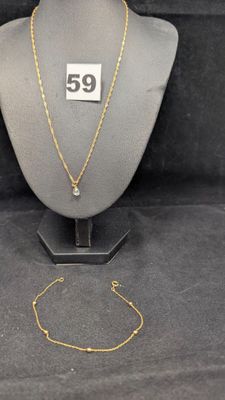 gros plan d'un mannequin portant un collier