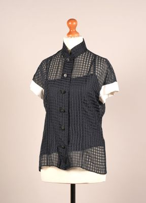 chemise à carreaux noirs et blancs sur un mannequin, un mannequin, un mannequin, un mannequin, un mannequin, un mannequin, un mannequin, un mannequin