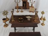 une petite table avec un banc et quelques bougies posées dessus
